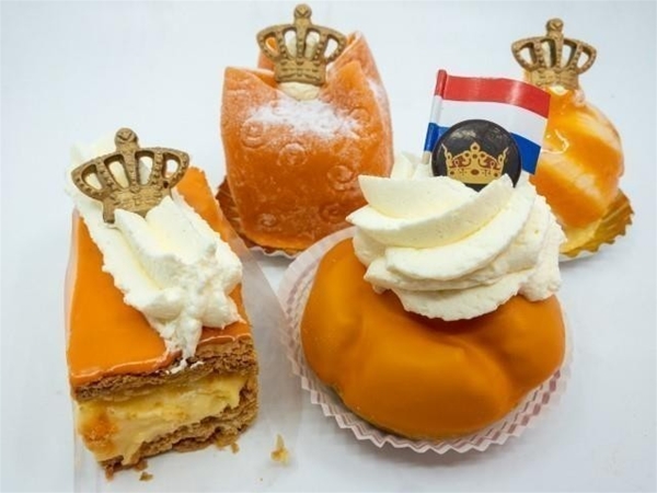 4 gesorteerde oranje gebakjes