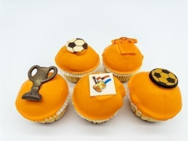Voetbal oranje cupcakeje p.st.